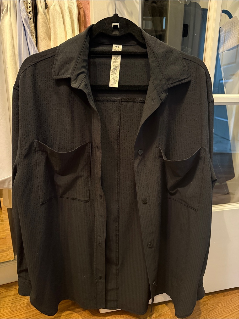 ALO Yoga black lightweight shirt jacket with chest pockets